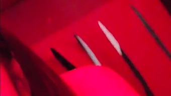 Bir Swinger Kulübüne Giriyorum, Isimsiz Anal Zevk Için Bir Kutuya Boyun Eğiyor Ve Kendimden Geçmiş Bir Şekilde Çığlık Atıyorum